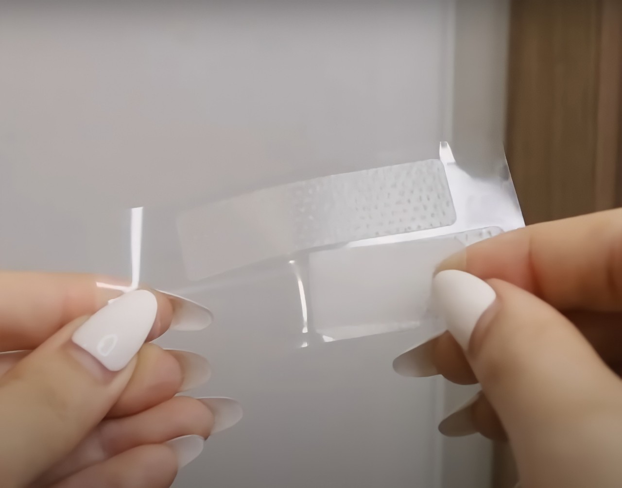 Miếng dán trắng răng Halio trong tay Lin Tiêu, người nổi tiếng với phong cách thời trang và các mẹo làm đẹp. Bài viết chia sẻ 3 điểm cộng về sản phẩm này, khám phá xem liệu miếng dán trắng răng Halio có tốt không và tại sao Lin Tiêu lại đánh giá cao.