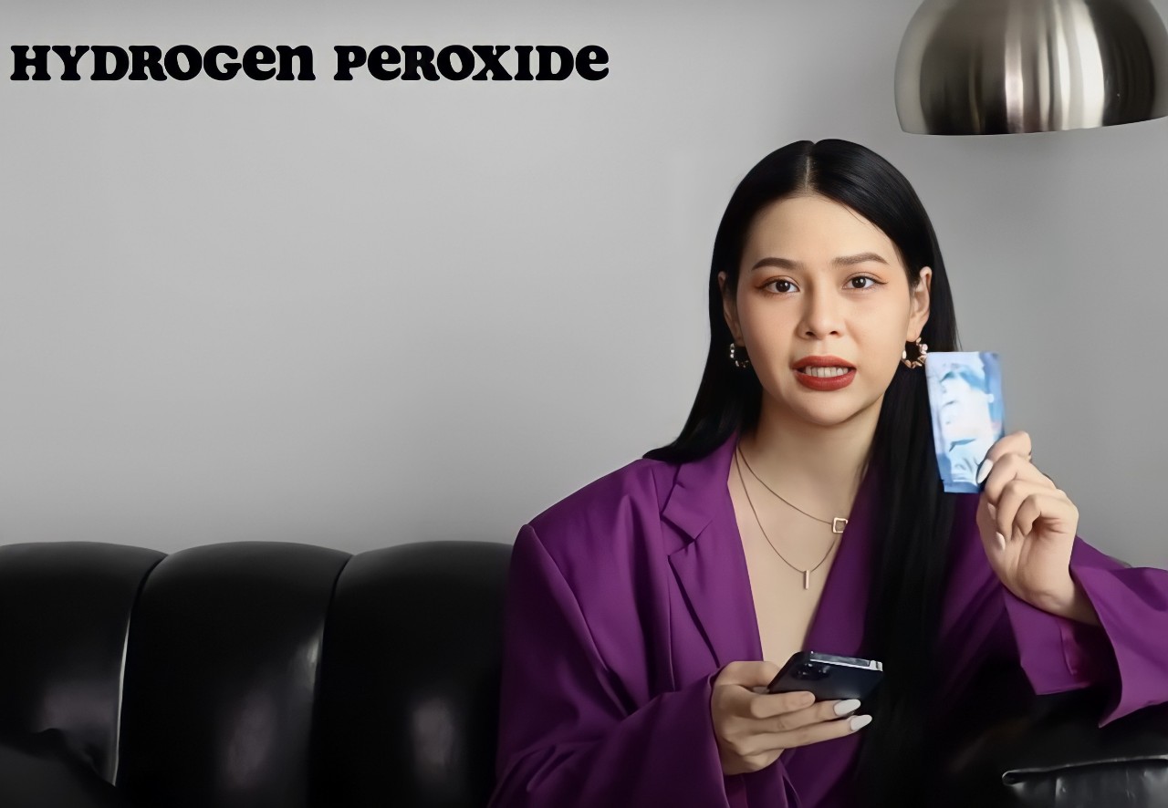 Youtuber Linh Tiêu chia sẻ về miếng dán trắng răng Halio, nêu 3 điểm cộng của sản phẩm và kêu gọi mọi người thử nghiệm. Cô cũng bật mí bí quyết giúp nụ cười luôn xinh đẹp với việc chăm sóc răng miệng.