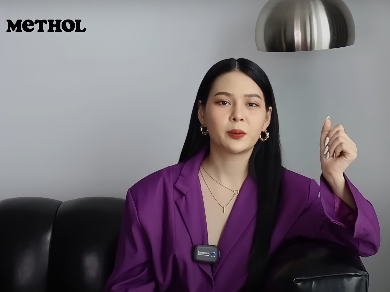 Linh Tiêu chia sẻ về miếng dán trắng răng Halio, nhấn mạnh 3 điểm cộng siêu to giúp duy trì nụ cười rạng rỡ. Cô nàng nổi bật trong bộ trang phục tím, bàn luận về bí kíp tẩy trắng răng và lý do miếng dán này trở thành sự lựa chọn yêu thích.