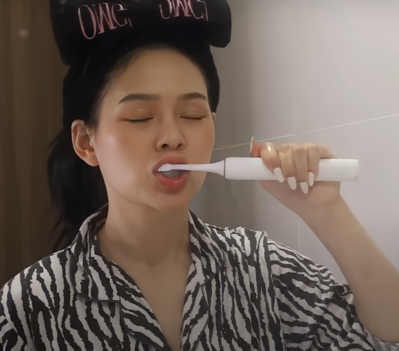 Linh Tiêu chia sẻ về miếng dán trắng răng Halio trong video mới, nhấn mạnh lợi ích của việc tẩy trắng răng để có nụ cười tự tin hơn. Cô nàng vừa hoàn thành liệu trình sử dụng miếng dán và cảm thấy hài lòng với kết quả đạt được.