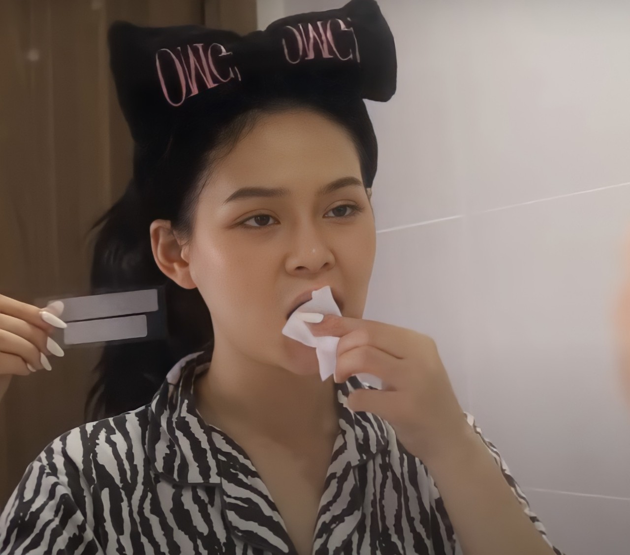 Linh Tiêu chia sẻ 경험 사용 miếng dán trắng răng Halio, nhấn mạnh 3 điểm cộng giúp duy trì nụ cười xinh đẹp. Cô ấy vừa hoàn thành liệu trình 7 ngày và rất hài lòng với kết quả. Tìm hiểu tại sao dòng sản phẩm này lại thu hút sự chú ý.