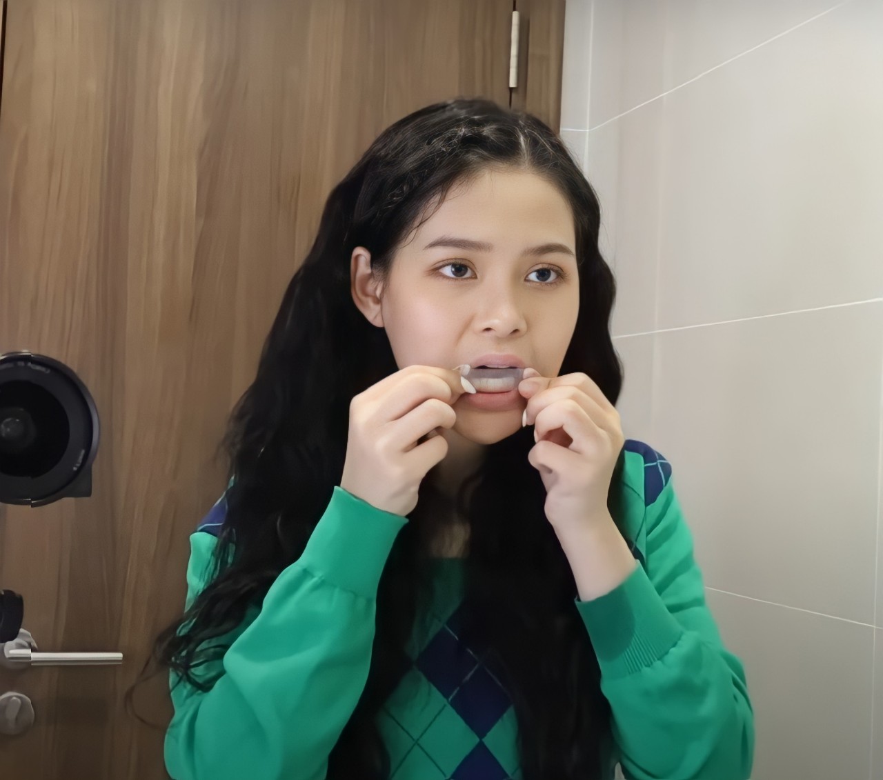Linh Tiêu đang sử dụng miếng dán trắng răng Halio tại gương. Cô chia sẻ trải nghiệm và lợi ích của sản phẩm cho nụ cười rạng rỡ. Bài viết khám phá ưu điểm của miếng dán trắng răng Halio và lý do Linh Tiêu gắn bó với sản phẩm này.