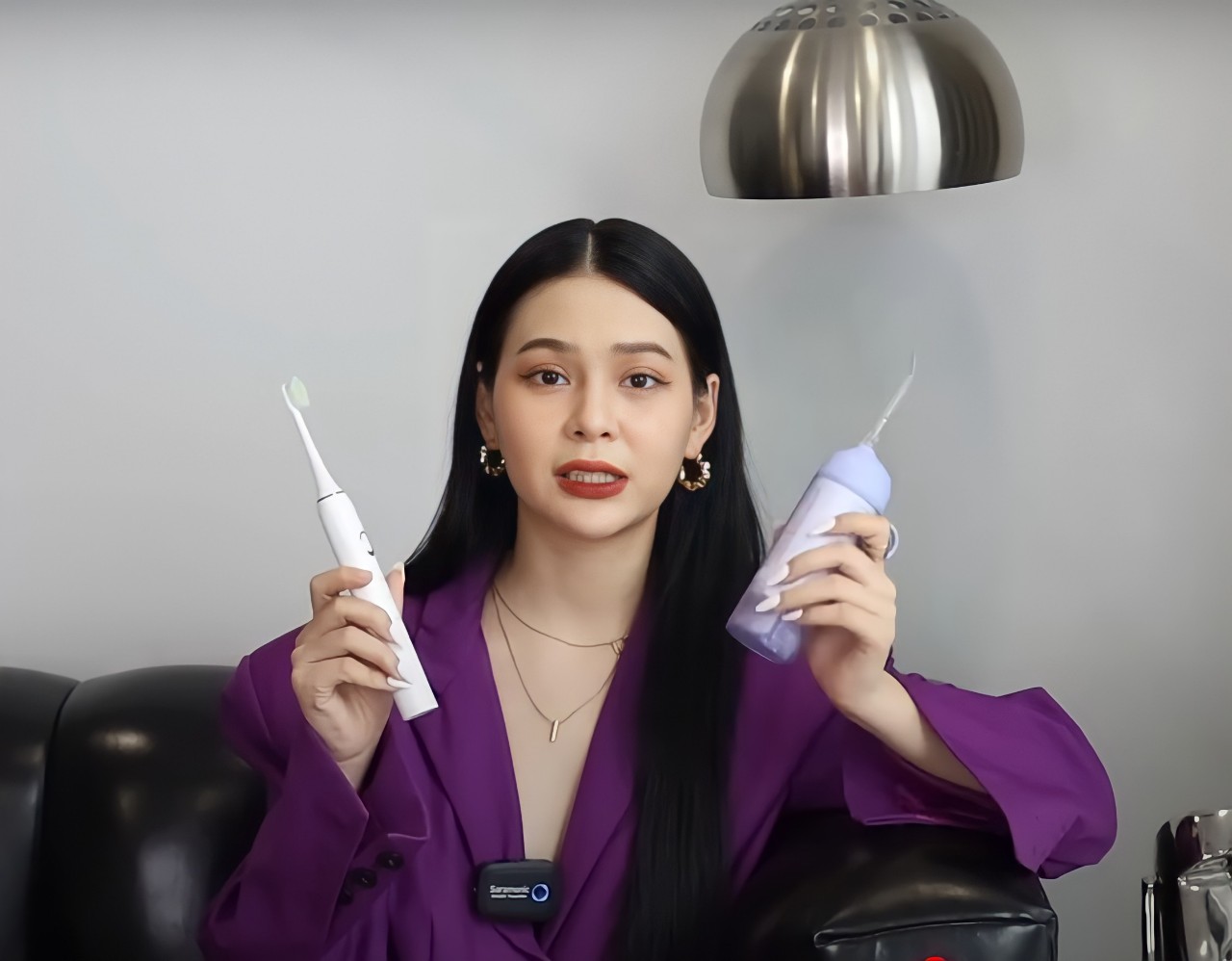 Youtuber Lin Tiêu chia sẻ về miếng dán trắng răng Halio, nêu rõ 3 điểm cộng giúp duy trì nụ cười đẹp. Cô nàng nổi bật trong bộ trang phục tím và cầm trên tay các sản phẩm chăm sóc răng miệng, kêu gọi thử nghiệm miếng dán trắng răng hiệu quả.