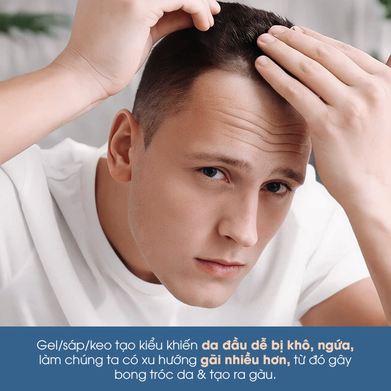 Chàng trai chăm sóc tóc, thể hiện gàu do sai lầm trong chăm sóc da đầu. Tìm hiểu vì sao nam giới dễ bị gàu, các sai lầm khi dùng sản phẩm tóc, và cách trị gàu hiệu quả với Lixibox Haircare.