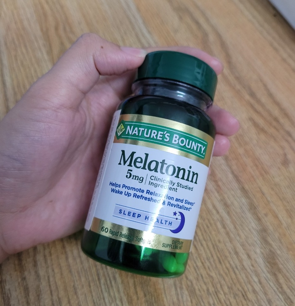Viên uống Melatonin 5mg hỗ trợ giấc ngủ của Nature's Bounty, giúp người dùng có giấc ngủ sâu và thư giãn, phù hợp cho những ai gặp phải tình trạng mất ngủ hậu Covid.