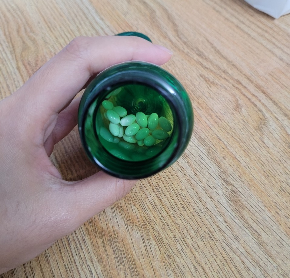 Viên uống Melatonin trong chai, có màu xanh và trắng, được giới thiệu trong bài viết về cách cải thiện giấc ngủ cho người mất ngủ hậu Covid. Bài viết chia sẻ trải nghiệm cá nhân và gợi ý về sản phẩm bổ trợ giấc ngủ hiệu quả.