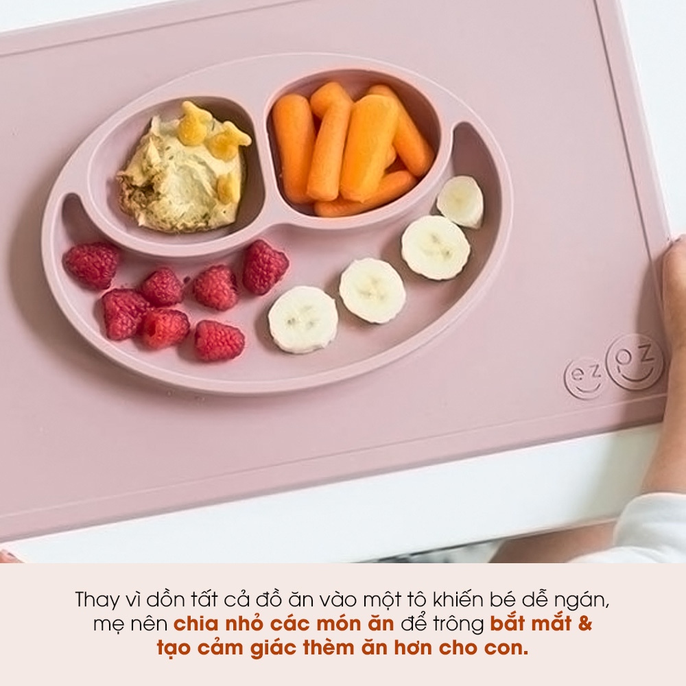 Đĩa ăn với các món ăn hấp dẫn cho trẻ em, bao gồm đồ ăn nhẹ như cà rốt, chuối, và dâu tây, khuyến khích mẹ áp dụng cách khắc phục trẻ biếng ăn, giúp bé mau ăn chóng lớn.