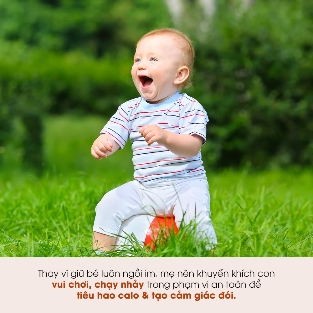 Bé vui vẻ đang ngồi trên cỏ, khuyến khích các bậc phụ huynh cách giúp trẻ biếng ăn ăn khỏe hơn với các mẹo như vui chơi, chạy nhảy để tiêu hao calo. Tìm hiểu cách khắc phục trẻ biếng ăn, cách dỗ bé ăn nhanh.
