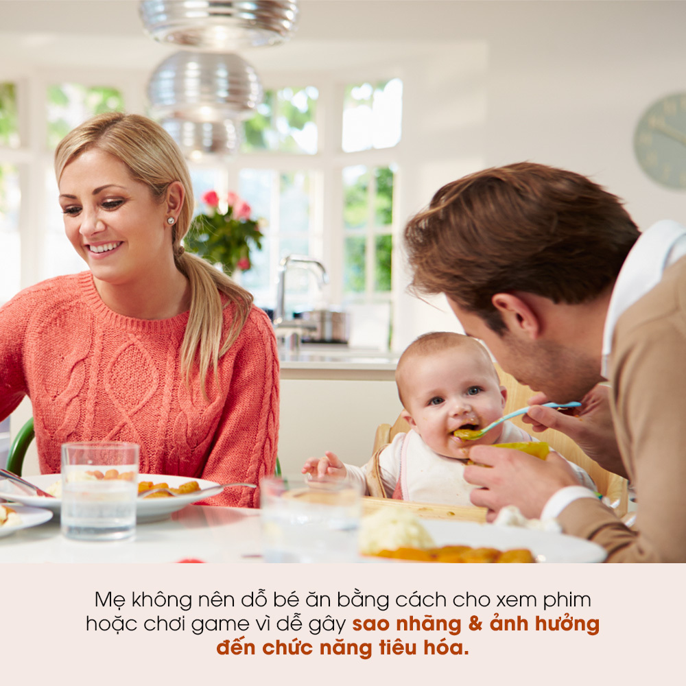 Bài viết về cách khắc phục trẻ biếng ăn với 5 mẹo đơn giản để bé tự ăn mà không cần năn nỉ. Mẹ không nên dỗ bé ăn bằng cách cho xem phim hoặc chơi game để tránh ảnh hưởng đến chức năng tiêu hóa.