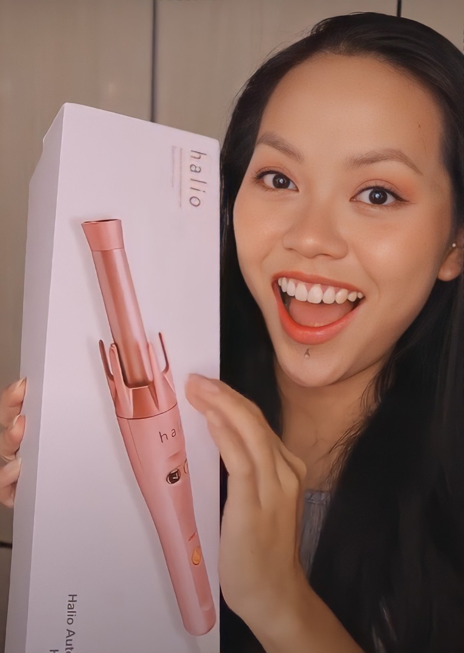 Mỹ Linh giới thiệu máy uốn tóc tự động Halio, sản phẩm giúp tạo kiểu tóc bồng bềnh như salon chỉ trong 15 phút mà không bị khô xơ. Xem video review máy uốn tóc Halio để biết ưu điểm và cách sử dụng dễ dàng.