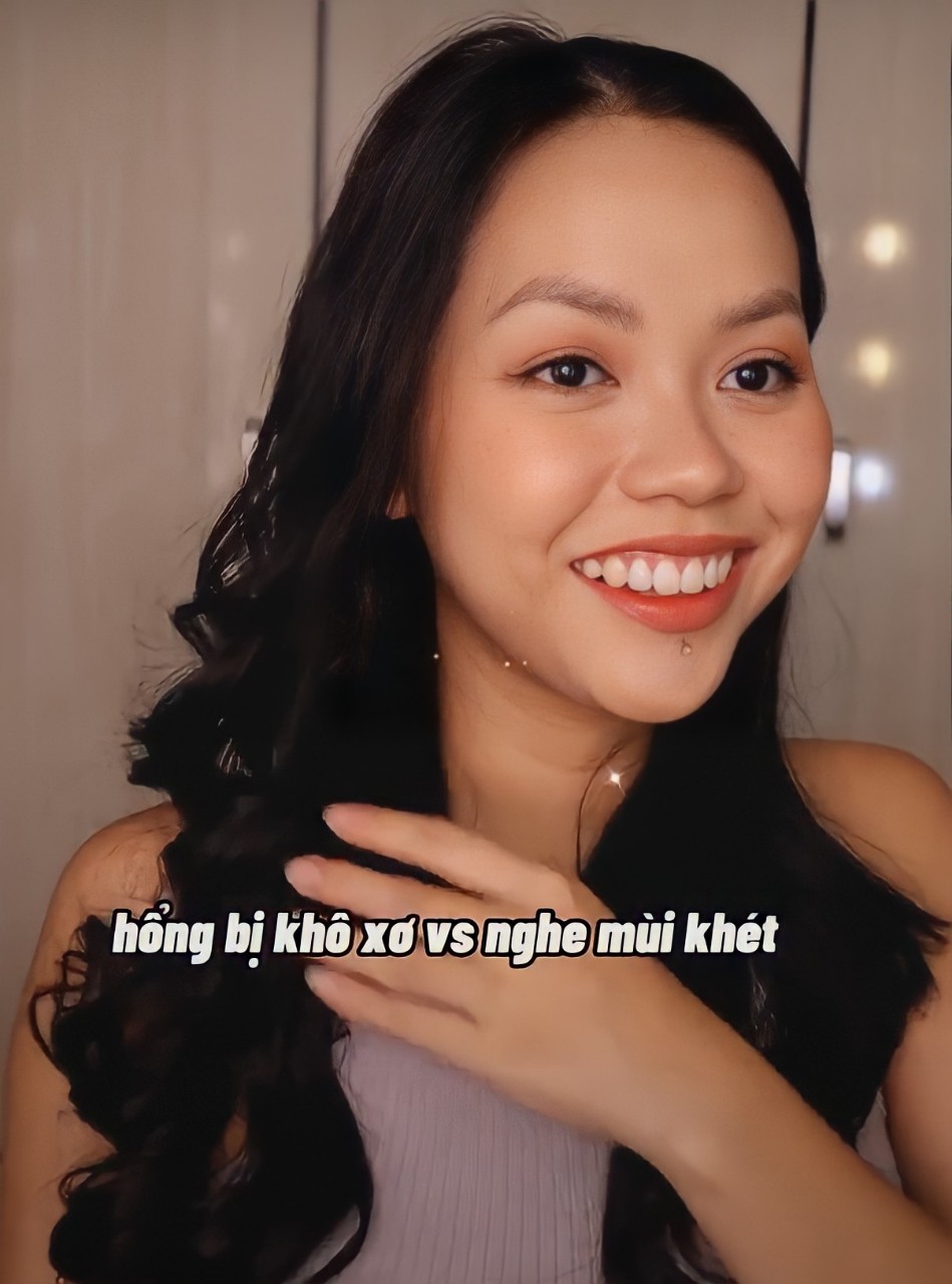 Mỹ Linh vui vẻ giới thiệu máy uốn tóc tự động Halio, mang đến làn sóng tóc bồng bềnh trong 15 phút, đồng thời khẳng định rằng máy không làm tóc khô xơ hay có mùi khó chịu.