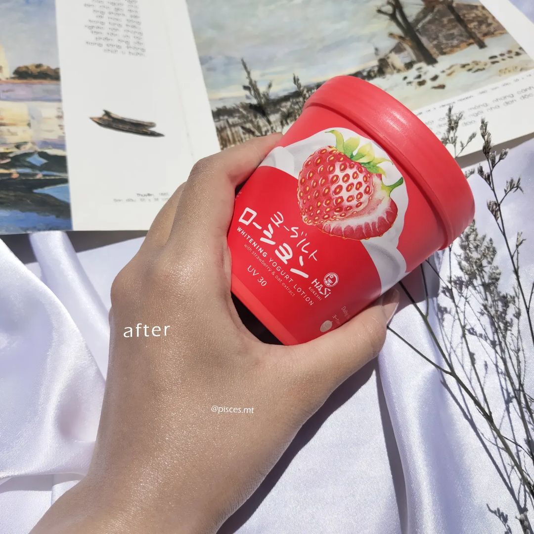 Chiếc kem dưỡng thể Hasi Kokeshi giá chỉ 91k, giúp nâng tông da tự nhiên cho mùa tiệc. Sản phẩm có khả năng dưỡng trắng trong 14 ngày, đáng để thử cho những ai yêu thích sản phẩm bình dân Nhật. #review_sữa_dưỡng_thể_hasi_kokeshi #sữa_dưỡng_thể_nâng_tông #sữa_dưỡng_thể_bình_dân_nhật #lotion_dưỡng_trắng_body #hasi_kokeshi_whitening_yogurt_lotion