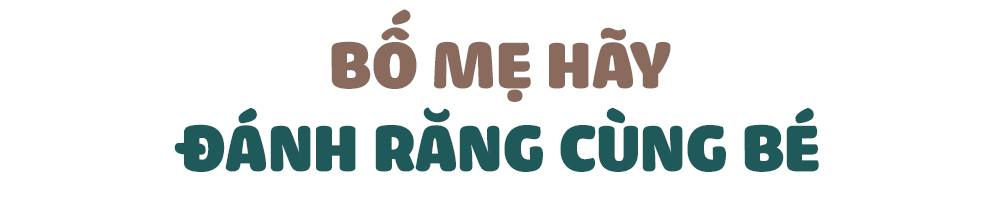 Bố mẹ hãy đánh răng cùng bé là một mẹo quan trọng trong cách dạy bé đánh răng. Việc này không chỉ giúp trẻ biết tự chăm sóc sức khỏe răng miệng từ sớm mà còn tạo thói quen vệ sinh tốt, giảm những phản đối khi đánh răng.