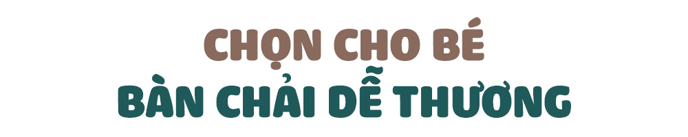 Tiêu đề bài viết "Bé học đánh răng & 5 điểm quan trọng mẹ nên "ghim" ngay để con không lười biếng, phản đối" hướng dẫn mẹ cách dạy bé đánh răng, lưu ý khi dạy bé đánh răng. Ảnh mô tả cách chọn bàn chải dễ thương cho bé, giúp trẻ thích thú hơn trong việc đánh răng.