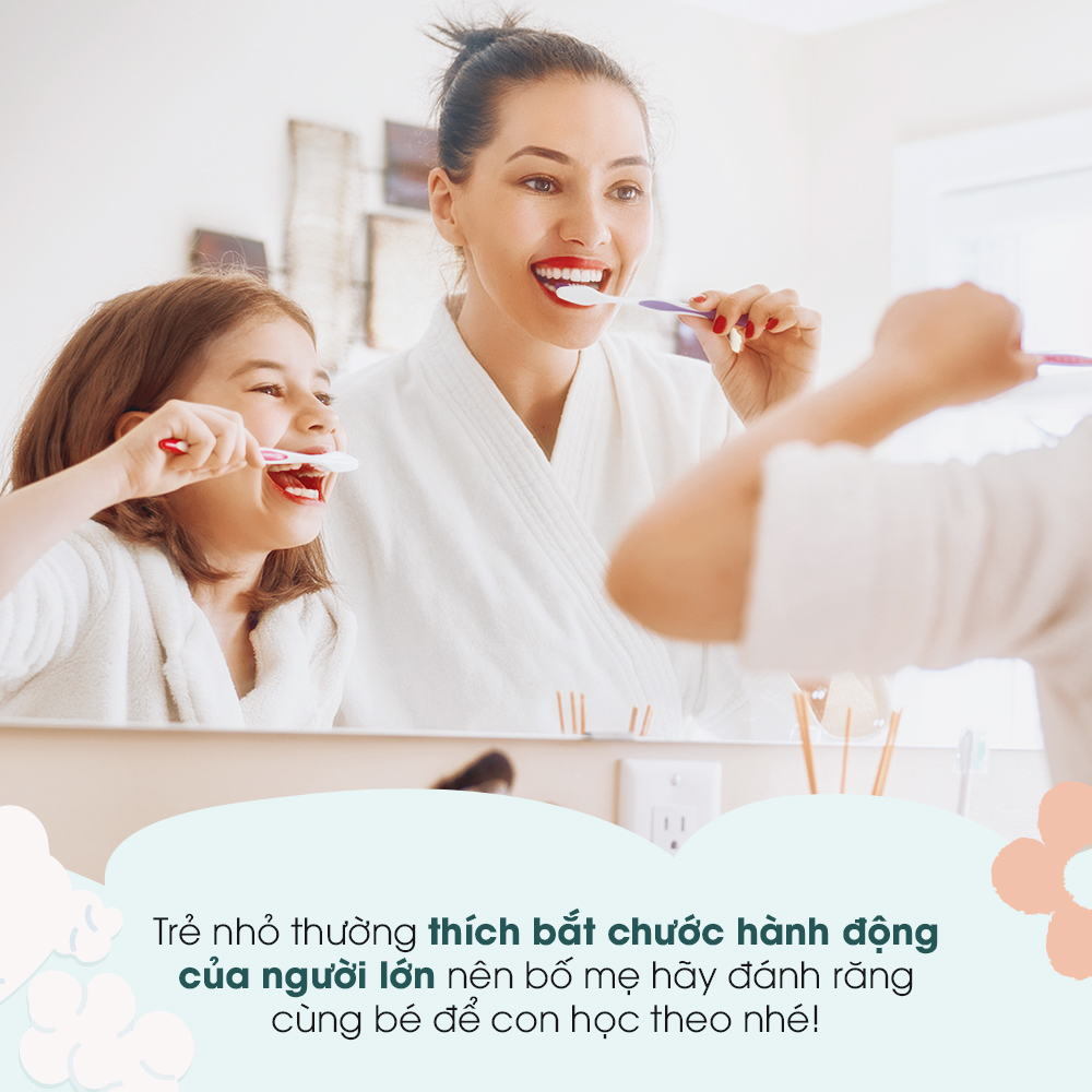 Bé học đánh răng cùng mẹ, thể hiện sự quan trọng của việc vệ sinh răng miệng. Trẻ thường thích bắt chước người lớn, mẹ nên khuyến khích bé tự đánh răng để hình thành thói quen tốt. Cách dạy bé đánh răng hiệu quả.