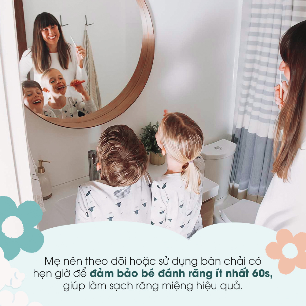 Bé học đánh răng cùng mẹ trong gương, nhấn mạnh cách dạy bé đánh răng và lưu ý khi dạy để con không lười biếng. Thời gian đánh răng ít nhất 60s để giữ răng miệng sạch sẽ.