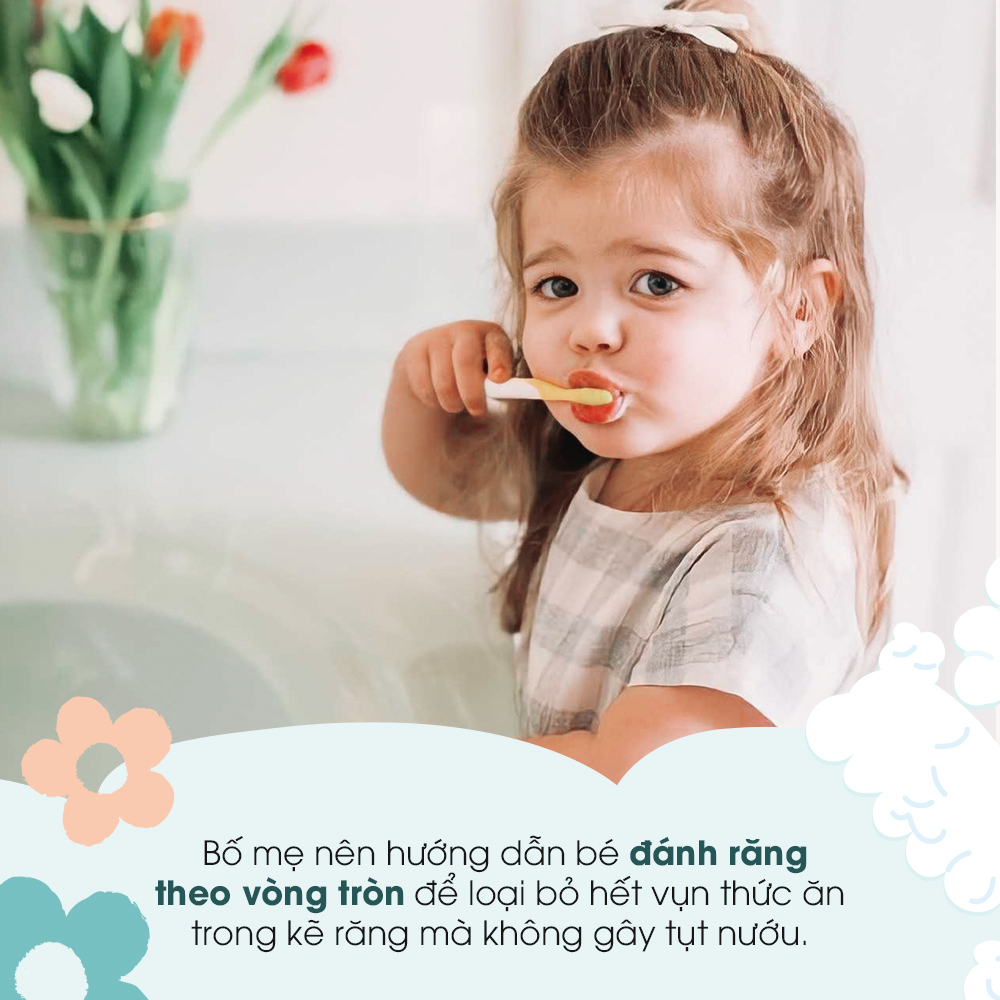 Bé gái đang đánh răng với hướng dẫn cách đánh răng đúng từ mẹ. Bài viết cung cấp mẹo giúp trẻ tự giác trong việc vệ sinh răng miệng, lưu ý quan trọng khi bắt đầu dạy bé  đánh răng từ 1 tuổi.