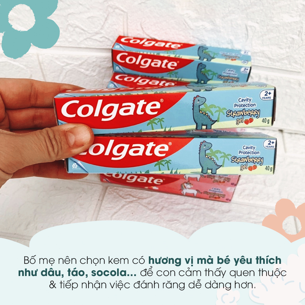 Bố mẹ nên chọn kem có hương vị mà bé yêu thích như dâu, táo, socola… để con cảm thấy quen thuộc & tiếp nhận việc đánh răng dễ dàng hơn. Bài viết hướng dẫn cách dạy bé đánh răng, lưu ý khi dạy bé đánh răng phù hợp với trẻ từ 1 tuổi.