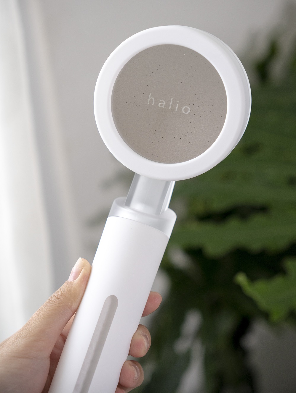 Phí Huyền Trang chia sẻ về serum dưỡng tóc từ tinh dầu Sachi của Cocoon, nhấn mạnh rằng sản phẩm này mang lại hiệu quả nhanh chóng và giải pháp tuyệt vời cho tóc hư tổn. Khám phá review serum dưỡng tóc Cocoon và lý do vì sao serum phục hồi tóc hư tổn này trở thành yêu thích của nhiều tín đồ làm đẹp.
