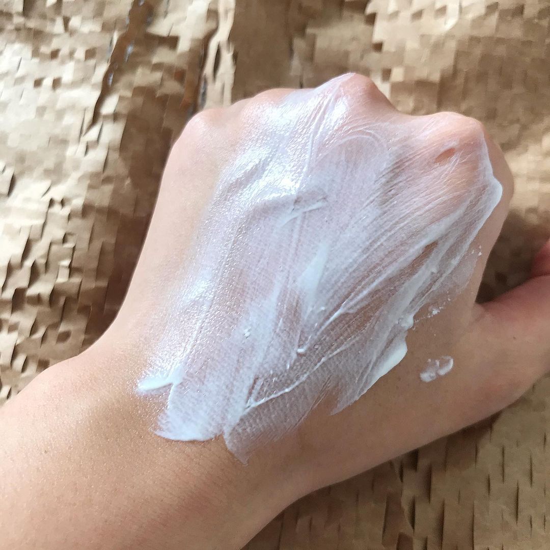 Hình ảnh bàn tay đang thoa kem chống nắng Altruist SPF 50, sản phẩm được nhiều beauty reviewer đánh giá cao. Bài viết sẽ phân tích chi tiết về ưu nhược điểm và hiệu quả của kem chống nắng Altruist có tốt không.