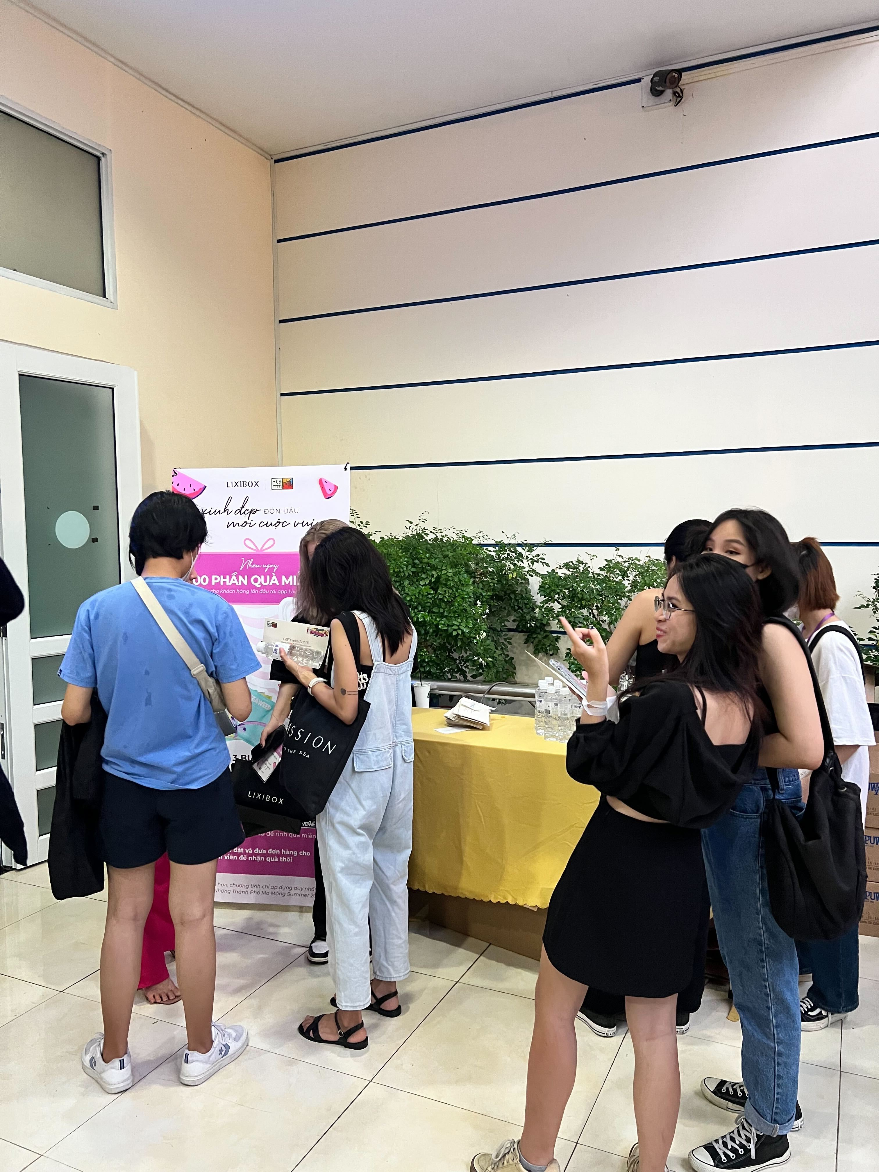Sự kiện "Những Thành Phố Mơ Màng" đêm nhạc indie tại Nhà thi đấu Nguyễn Du, khán giả tham gia háo hức nhận quà tặng của Lixibox với 1000 phần quà tổng giá trị hơn 100 triệu đồng, tạo dấu ấn đặc biệt cho chương trình.