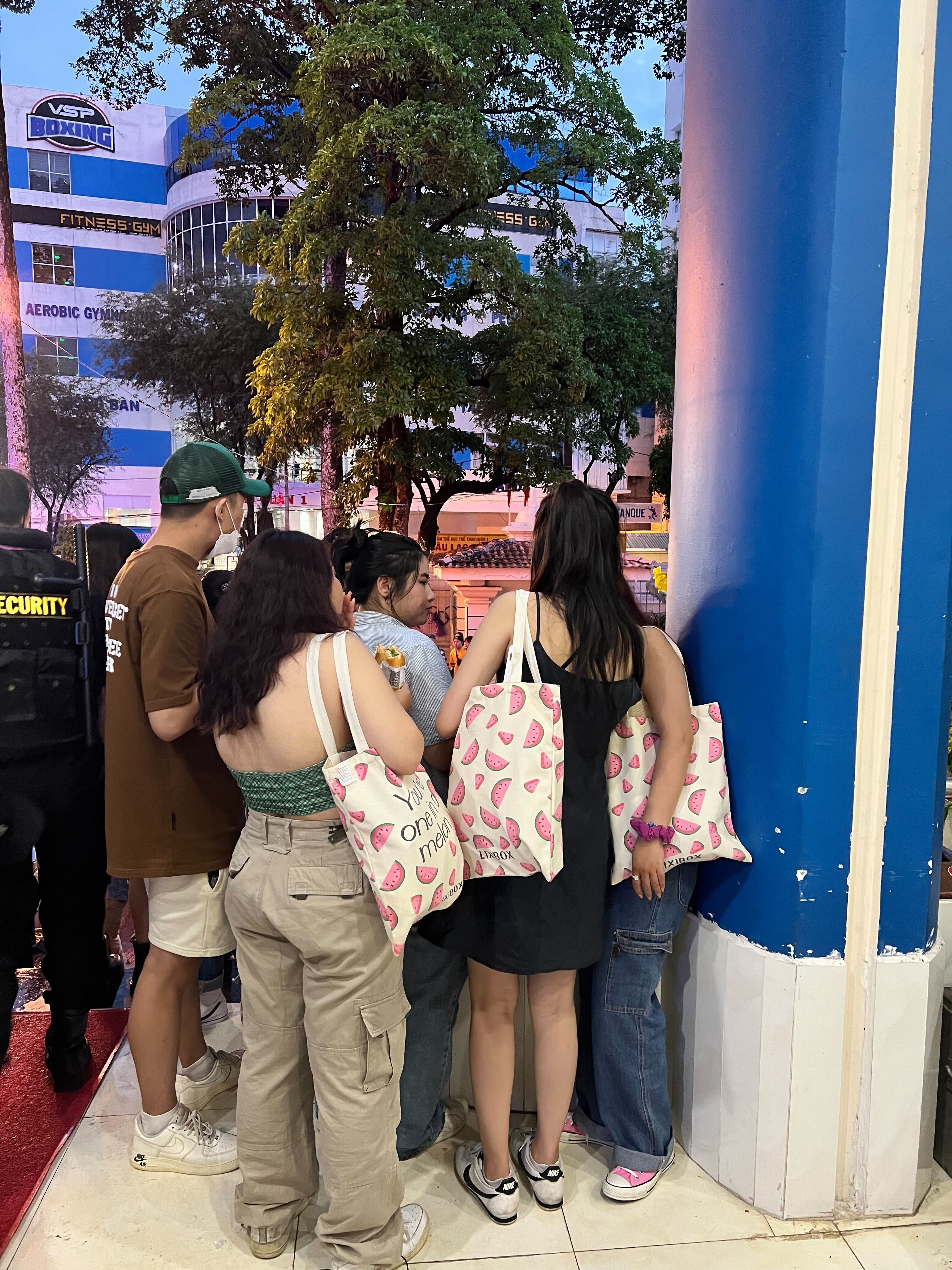 Hàng trăm người tham gia đêm nhạc indie "Những Thành Phố Mơ Màng" bên chiếc booth quà tặng của Lixibox, nơi mang đến những phần quà hấp dẫn và thú vị tại sự kiện.