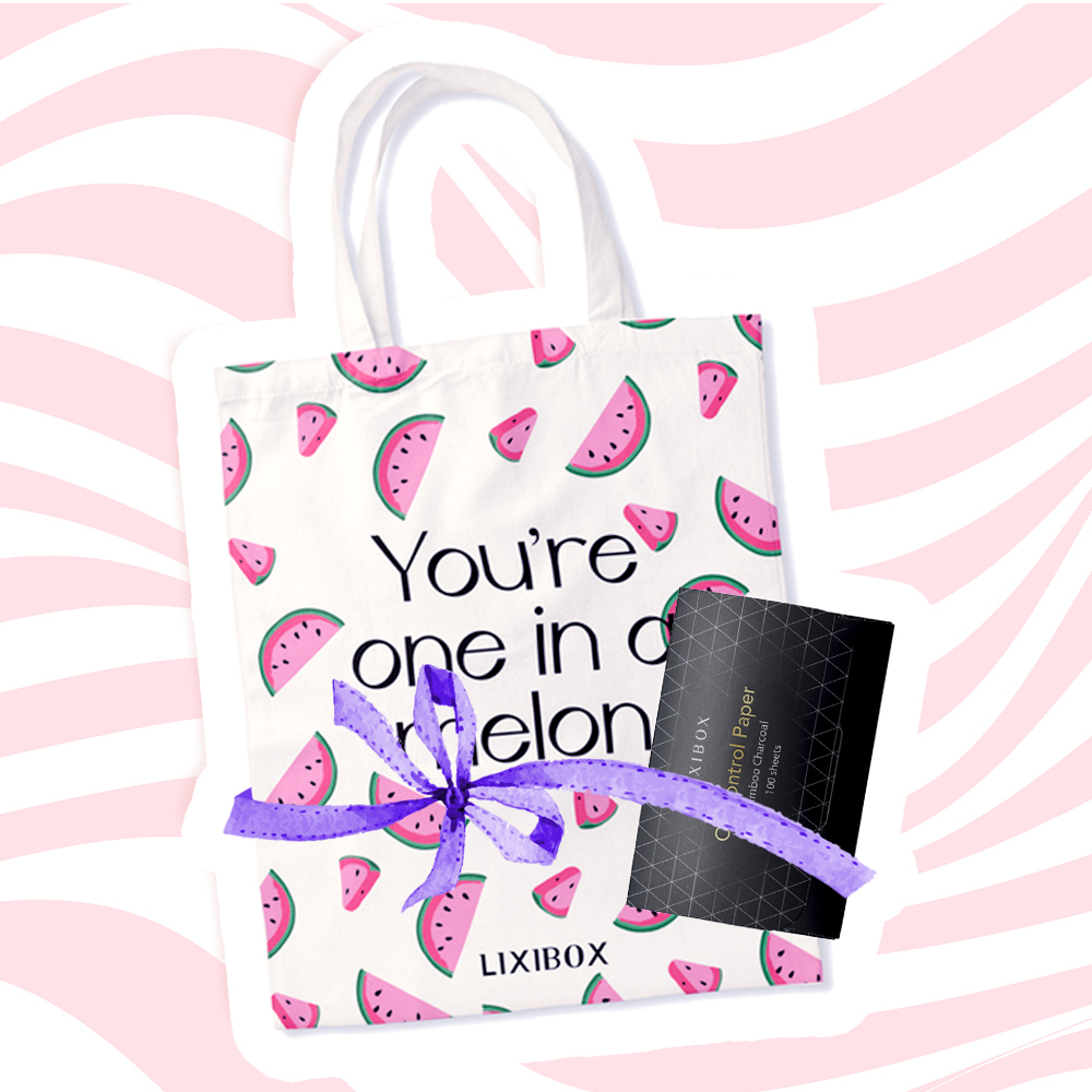 Túi tote Lixibox với họa tiết dưa hấu, bao gồm thẻ quà tặng giấy thấm dầu Lixibox, thể hiện những điều hấp dẫn từ quà tặng Lixibox tại lễ hội âm nhạc cho cư dân Những Thành Phố Mơ Màng.