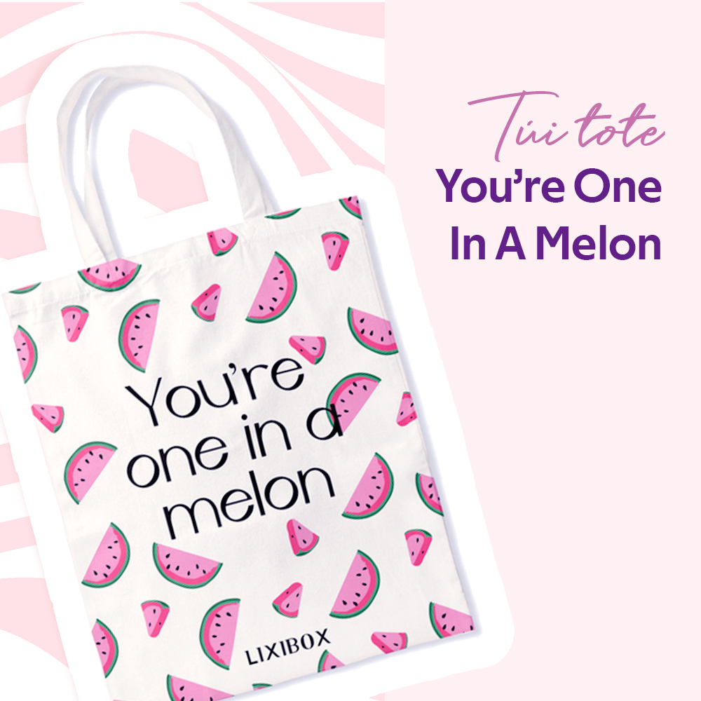 Túi tote Lixibox với họa tiết dưa hấu và câu slogan "You’re One In A Melon", một món quà hấp dẫn trong lễ hội âm nhạc tại Những Thành Phố Mơ Màng, kèm theo quà tặng Lixibox như mặt nạ và nến thơm Coeur.