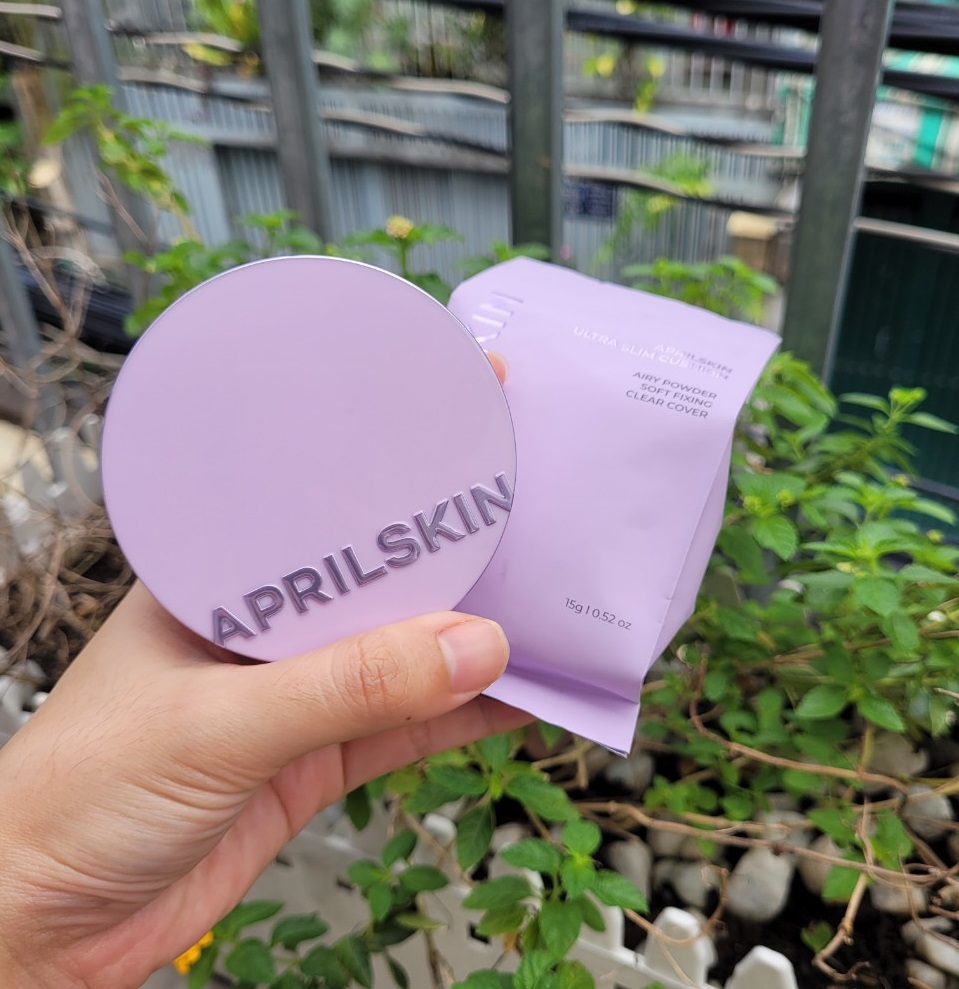 Phấn nước April Skin mới ra mắt có thiết kế màu tím nhẹ nhàng. Bài viết giới thiệu và review phấn nước April Skin Ultra Slim Cushion, với ưu điểm không dính khẩu trang và độ che phủ tốt, phù hợp cho những ai không thích trang điểm nhiều.