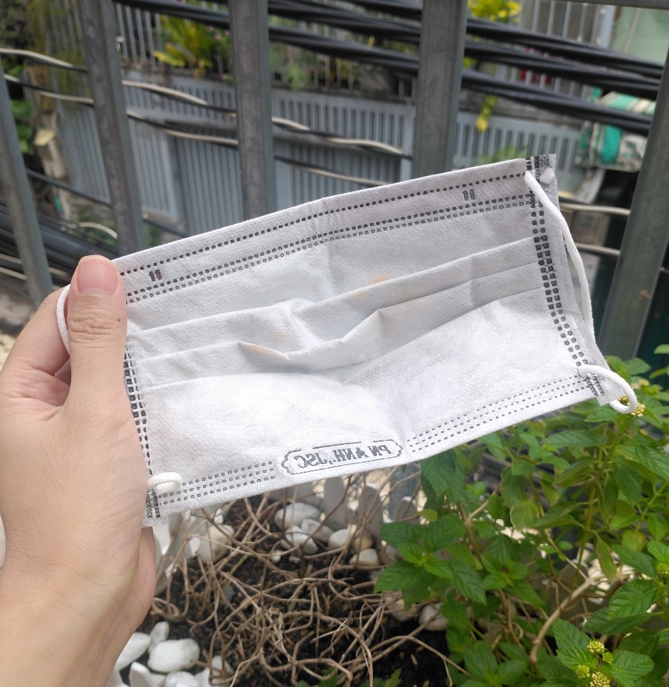 Bài viết chia sẻ cảm nhận về phấn nước April Skin mới ra mắt, nhấn mạnh ưu điểm không lem khi đeo khẩu trang. Review phấn nước April Skin tím và độ bám màu tốt trong thời gian dài.