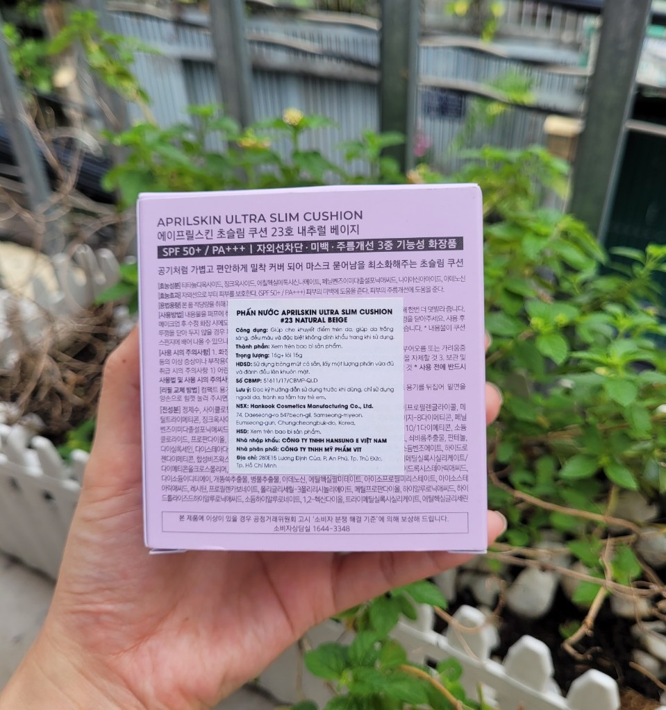 Phấn nước April Skin Ultra Slim Cushion mới ra mắt, được giới thiệu là không dính khẩu trang. Bài viết review phấn nước april skin, khám phá liệu phấn nước april skin tím có tốt không và những trải nghiệm của người dùng.