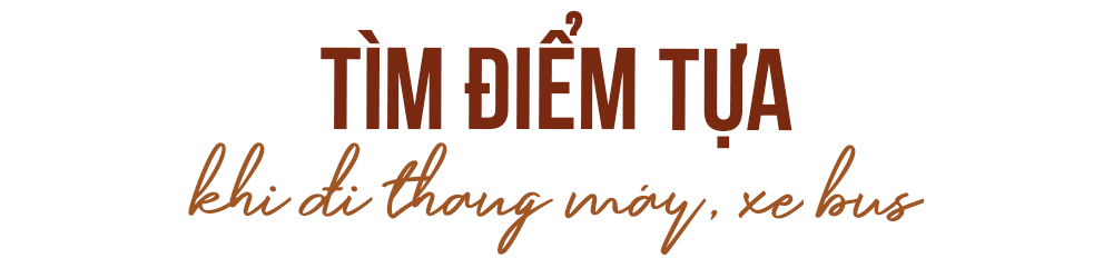 Tìm điểm tựa khi đi thang máy, xe buýt. Bài viết chia sẻ 5 kinh nghiệm hữu ích giúp phụ nữ phòng vệ trước những người đàn ông có ý đồ xấu, kèm theo các mẹo để phụ nữ tự vệ và cách ngăn ngừa bị quấy rối.