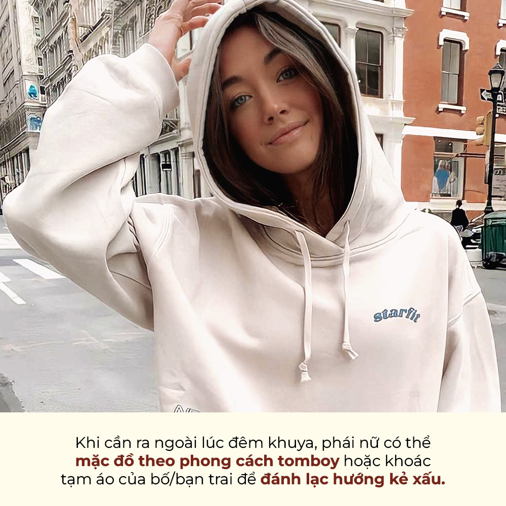 Khi cần ra ngoài lúc đêm khuya, phái nữ có thể mặc đồ theo phong cách tomboy hoặc khoác tạm áo của bố/bạn trai để đánh lạc hướng kẻ xấu. Bài viết cung cấp 5 kinh nghiệm hữu ích giúp phái nữ phòng vệ trước những người đàn ông có ý đồ xấu.