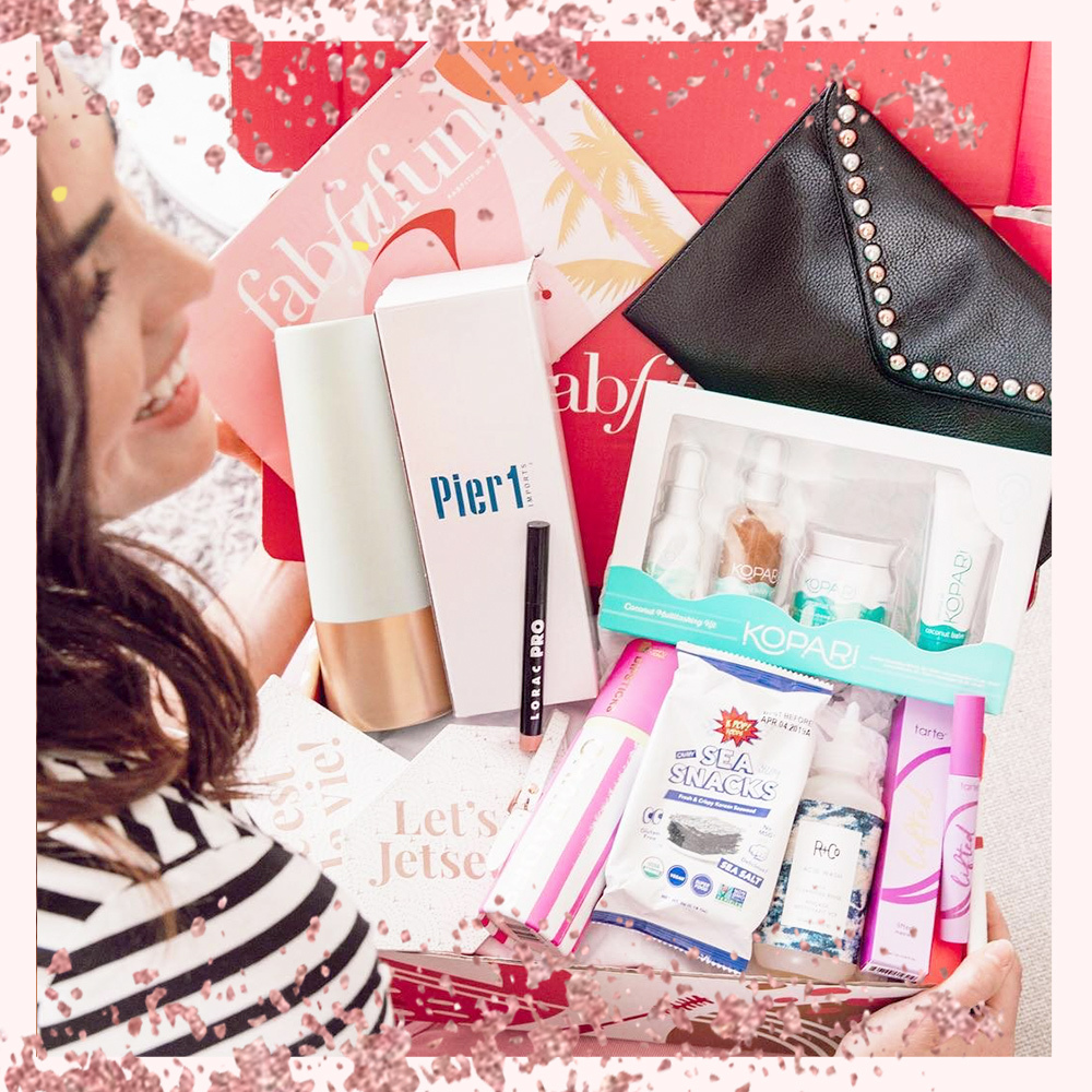 GWP (Gift with Purchase) là hình thức ưu đãi được yêu thích ở phương Tây. Bài viết của Lixibox khám phá cách săn quà tặng khi mua sắm mỹ phẩm tại Việt Nam với GWP hấp dẫn.