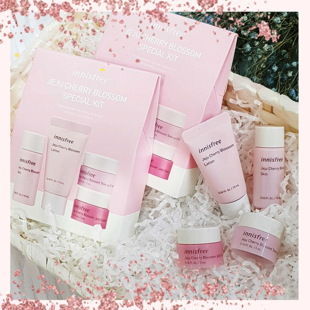 Bộ sản phẩm Jeju Cherry Blossom Special Kit của Innisfree, bao gồm lotion, toner và các sản phẩm chăm sóc da khác, mang đến cơ hội săn quà tặng hấp dẫn khi mua sắm tại Lixibox. Khám phá GWP (Gift with Purchase) thú vị trong ngành hàng mỹ phẩm.