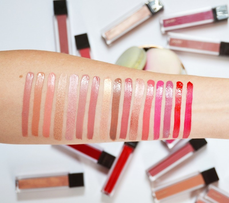 Bảng swatch 6 thỏi son kem "lạ" với nhiều màu sắc khác nhau, nằm trên cánh tay, xung quanh là các thỏi son kem đang thu hút giới làm đẹp. Khám phá bộ sưu tập vừa độc đáo vừa chất lượng tại GWP Lixibox nhé!