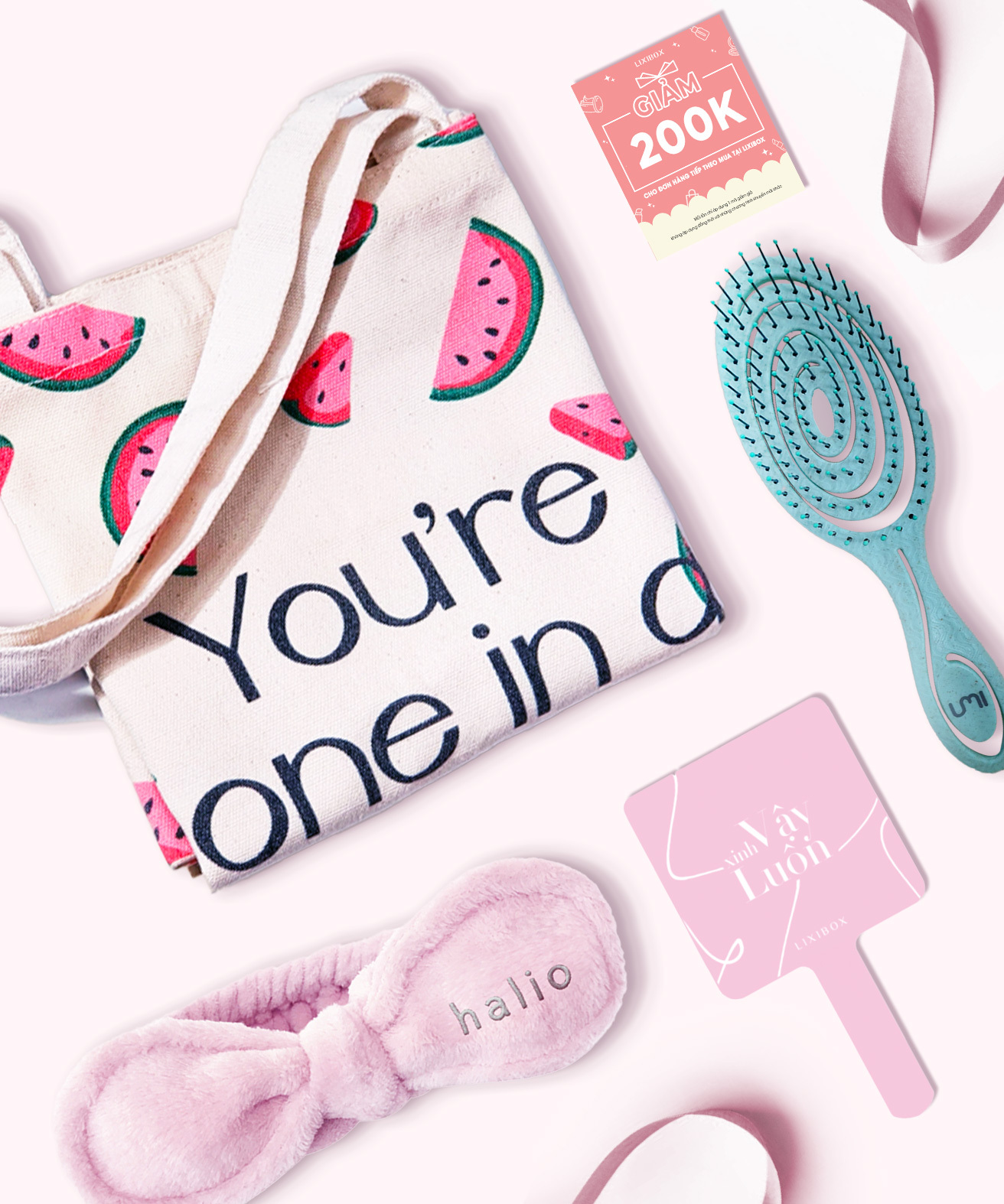 Giỏ quà GWP từ Lixibox bao gồm túi vải in họa tiết dưa hấu với chữ 'You're one in a' cùng bộ sản phẩm làm đẹp. Cơ hội nhận quà giá trị lớn từ 29.7 - 6.8 chỉ tại Lixibox!