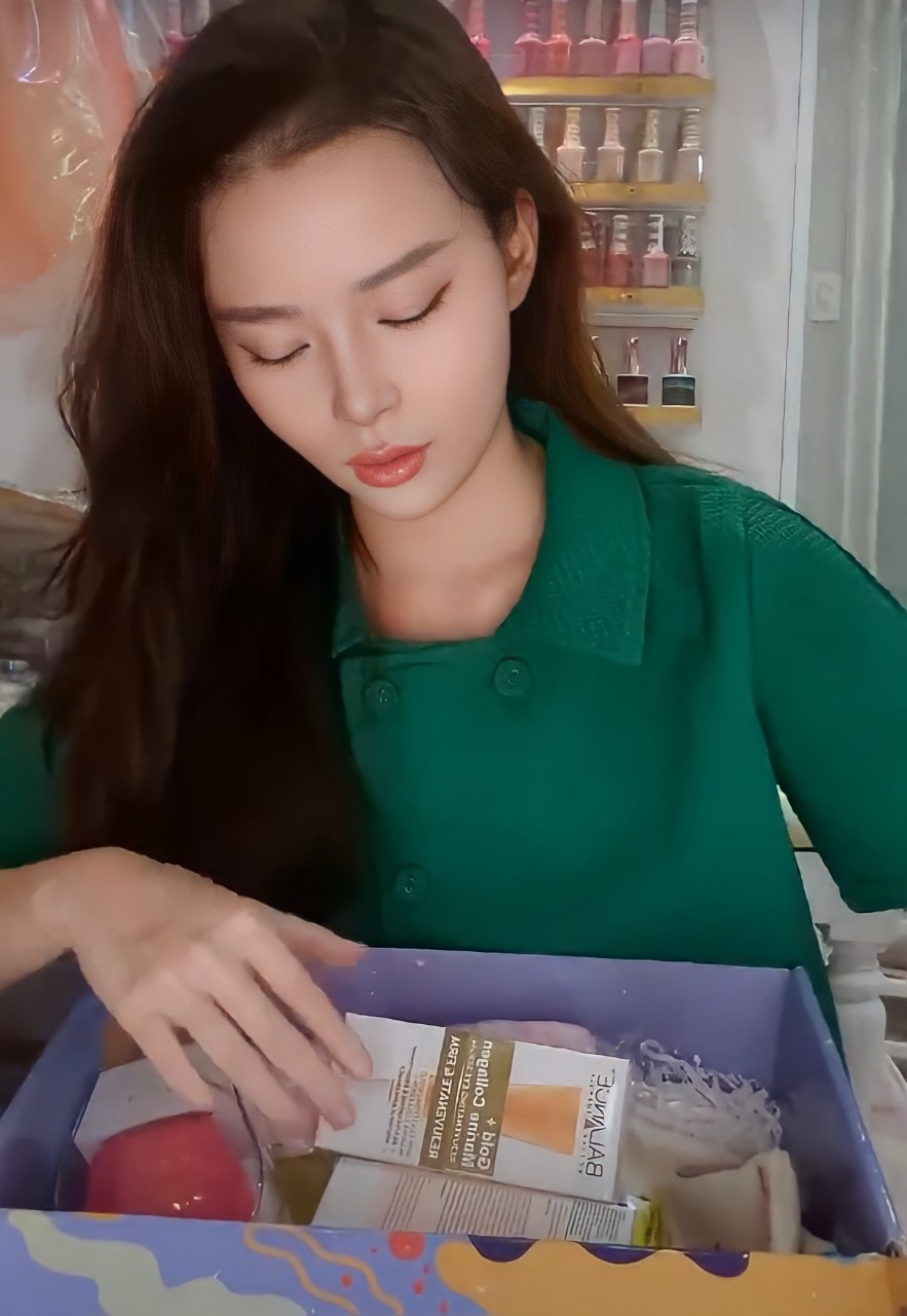 Duyên Trương đang mở hộp quà GWP từ Lixibox, phần quà hấp dẫn với các sản phẩm làm đẹp, trong bối cảnh các TikToker như Minh Di và Chang Shu Gờ cùng chia sẻ trải nghiệm và đánh giá về chương trình quà tặng này.