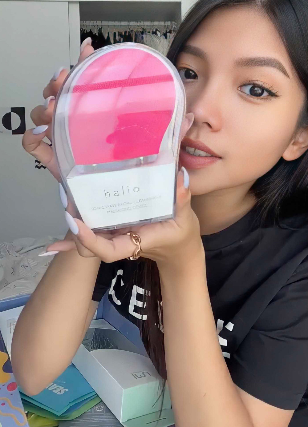 Duyên Trương khoe sản phẩm GWP từ Lixibox, trong chương trình quà tặng giá trị 3 triệu đồng. Hãy theo dõi xem các TikToker nổi tiếng như Minh Di, Chang Shu Gờ có nhận xét gì về quà tặng này trong quá trình chăm sóc sắc đẹp.