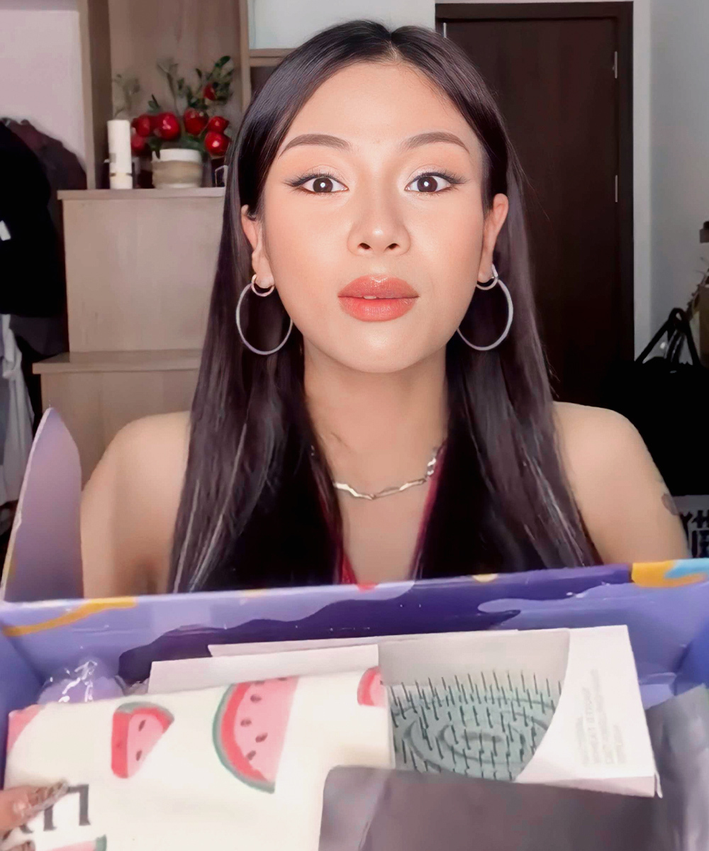 Beauty TikToker vui vẻ khoe phần quà GWP trị giá 3 triệu từ Lixibox trên mạng xã hội, thể hiện xu hướng mua sắm thông minh, nhận ưu đãi hấp dẫn với hóa đơn từ 3 triệu, cùng bí kíp săn quà tặng miễn phí hấp dẫn.
