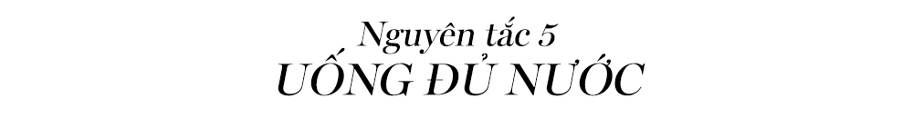 Nguyên tắc 5: Uống đủ nước - Bí kíp chăm sóc da từ nữ luật sư kỳ lạ Woo Young Woo, Park Eun Bin. Nội dung bài viết chia sẻ về các mẹo chăm sóc da hiệu quả để có làn da mịn màng như cô!