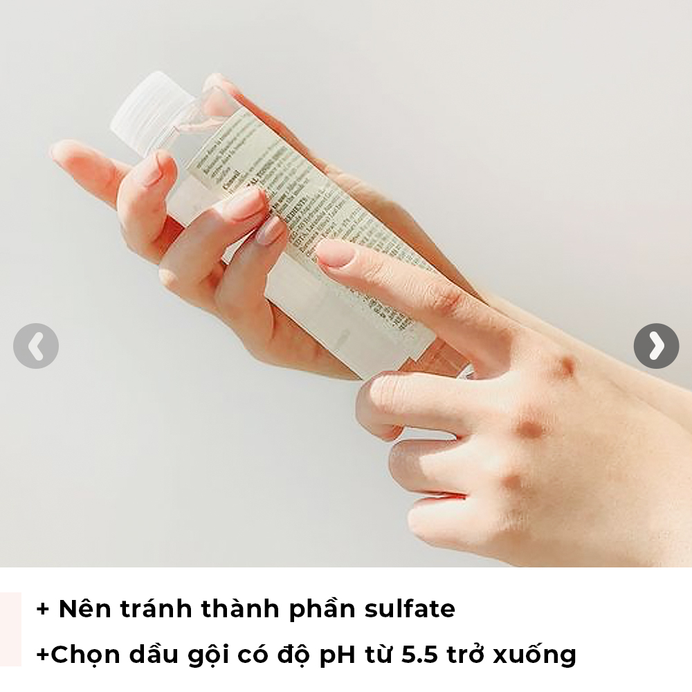 Nắm chặt một chai dầu gội, những mẹo chăm sóc tóc để đối phó với tình trạng tóc bết trong khí hậu Việt Nam. Hướng dẫn chăm sóc tóc hiệu quả từ Lixibox Haircare với các mẹo trị tóc bết và cách say bye tóc bết.