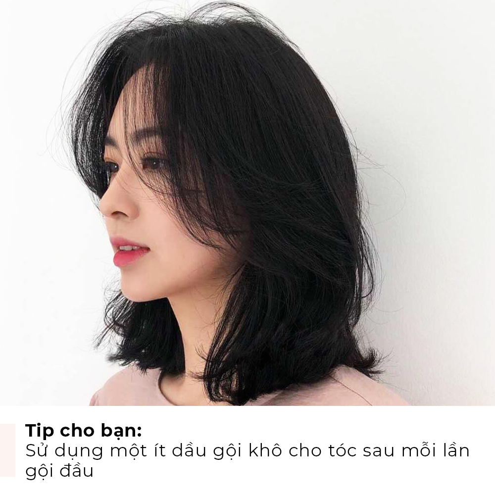 Tip cho bạn: Sử dụng một ít dầu gội khô cho tóc sau mỗi lần gội đầu. Với 5 mẹo chăm sóc tóc hữu ích, bạn sẽ nói lời tạm biệt với mái tóc bết trong mùa nóng. Khám phá các bí quyết trị tóc bết hiệu quả từ chuyên gia để luôn tự tin với vẻ đẹp của mình.