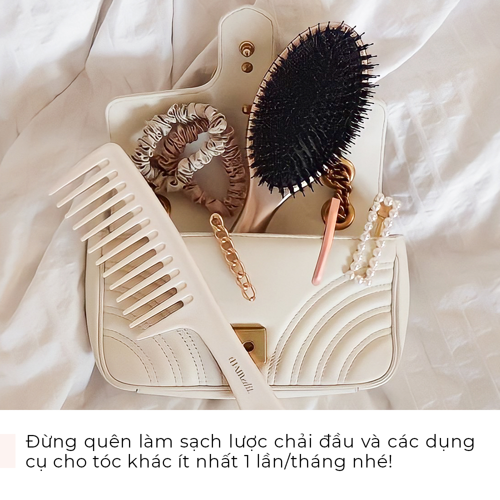 Mẹo chăm sóc tóc mùa hè: Đừng quên làm sạch lược chải đầu và các dụng cụ cho tóc ít nhất 1 lần/tháng để chống tình trạng tóc bết hiệu quả. Dưỡng tóc và trị tóc bết với Lixibox Haircare.