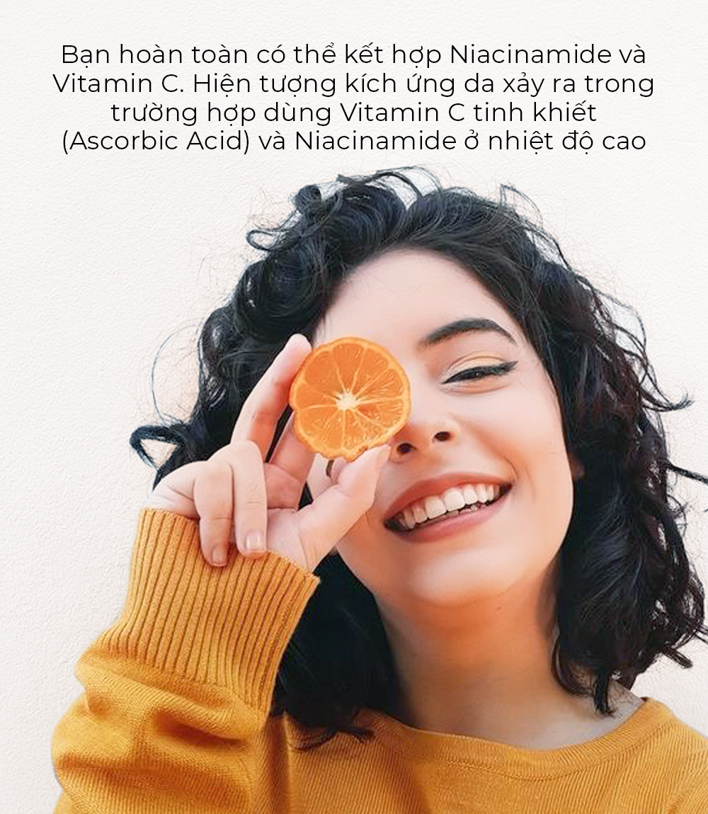 Cô gái cầm một miếng cam, giải thích về việc kết hợp Niacinamide và Vitamin C trong chăm sóc da. Bài viết cung cấp thông tin về hiện tượng kích ứng da có thể xảy ra khi kết hợp hai thành phần này.