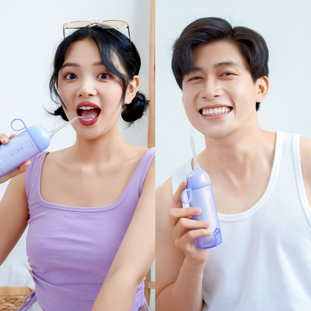 Cặp đôi trẻ tuổi vui vẻ sử dụng bàn chải điện Halio Sonic PRO, thể hiện sự quan tâm và chăm sóc răng miệng đúng cách. Sản phẩm thiết bị làm đẹp hi-tech đến từ thương hiệu Halio, giúp làm sạch răng hiệu quả.