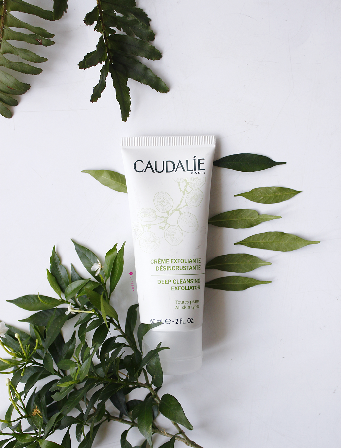 Caudalie - công thức chống lão hóa từ nho với sản phẩm tẩy tế bào chết sâu (Deep Cleansing Exfoliator) trong bao bì màu trắng, chứa thành phần thiên nhiên an toàn, chất lượng của hãng mỹ phẩm danh tiếng Pháp.