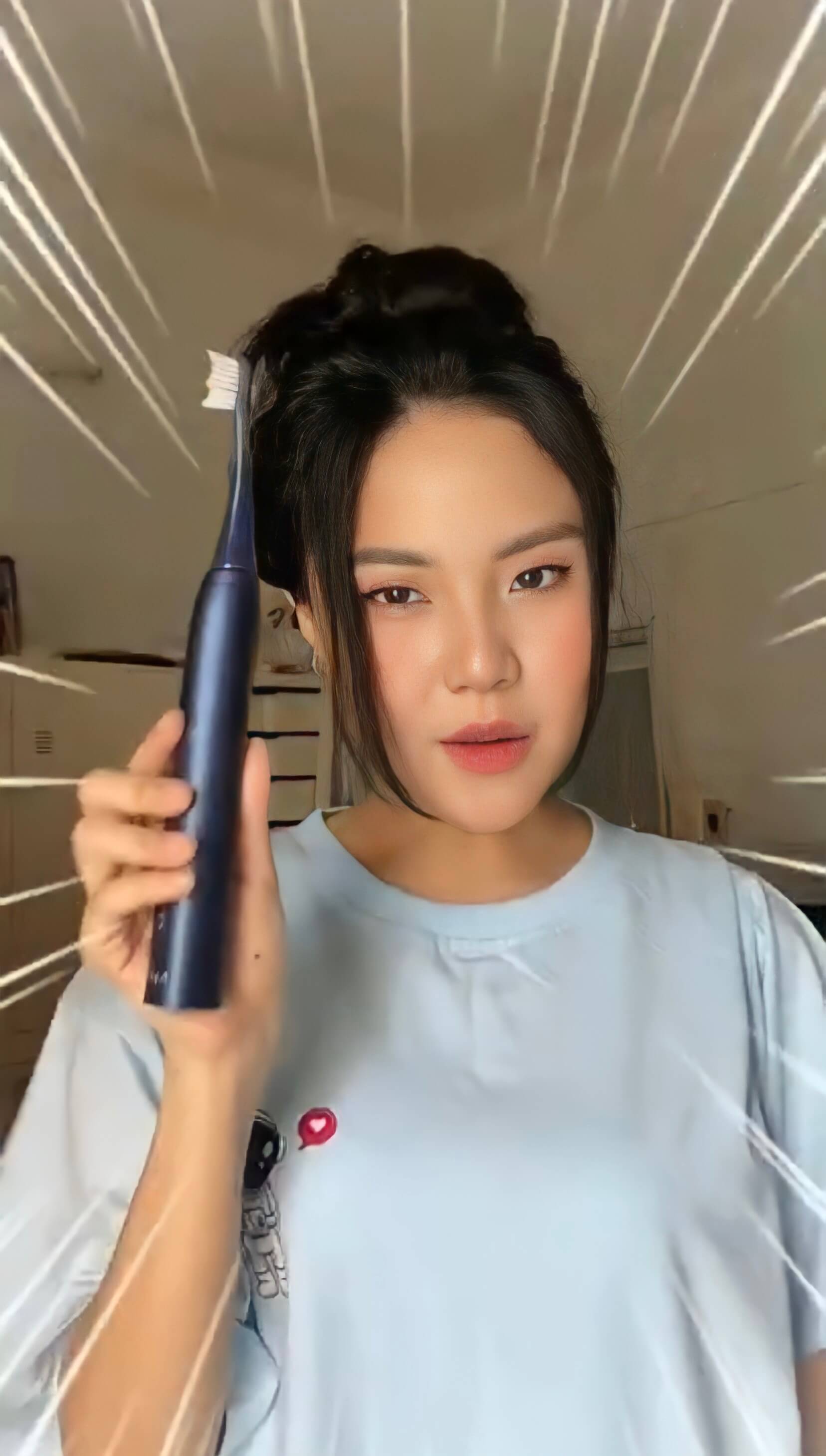 Bàn chải điện Halio Sonic Whitening Electric Toothbrush PRO Limited Edition - Midnight Blue thu hút sự chú ý của nhiều TikToker với thiết kế đẹp mắt và chất lượng vượt trội. Cùng khám phá những phản hồi từ giới trẻ về sản phẩm này ở Lixibox!