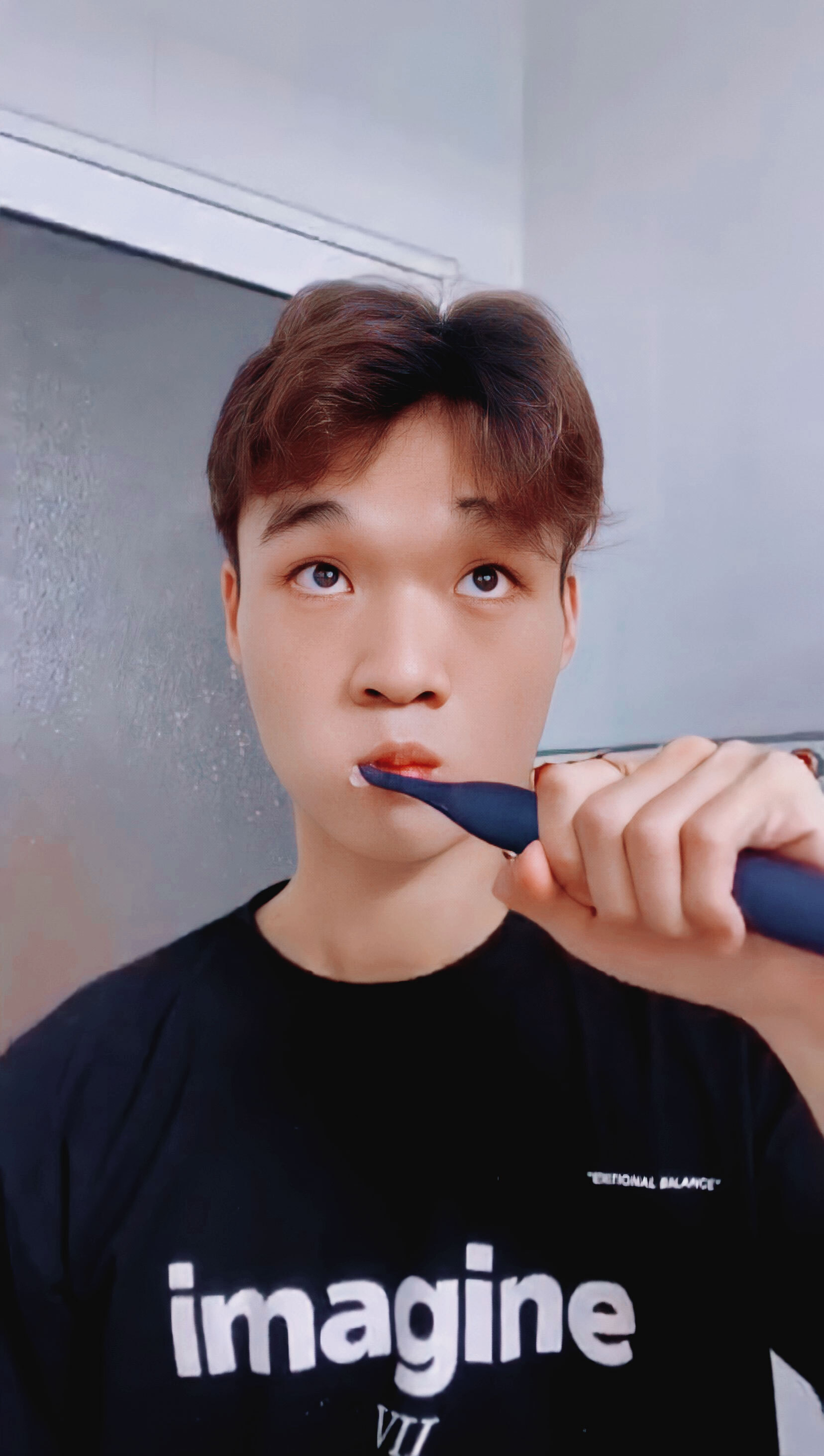 Bàn chải điện Halio Sonic Whitening Electric Toothbrush PRO Limited Edition - Midnight Blue thu hút sự chú ý từ cộng đồng TikToker nhờ thiết kế sang trọng và hiệu quả làm sạch vượt trội. "Gục ngã" trước sự quyến rũ của sản phẩm, nhiều người nổi tiếng đã chia sẻ cảm nhận và trải nghiệm của mình trên Lixibox.