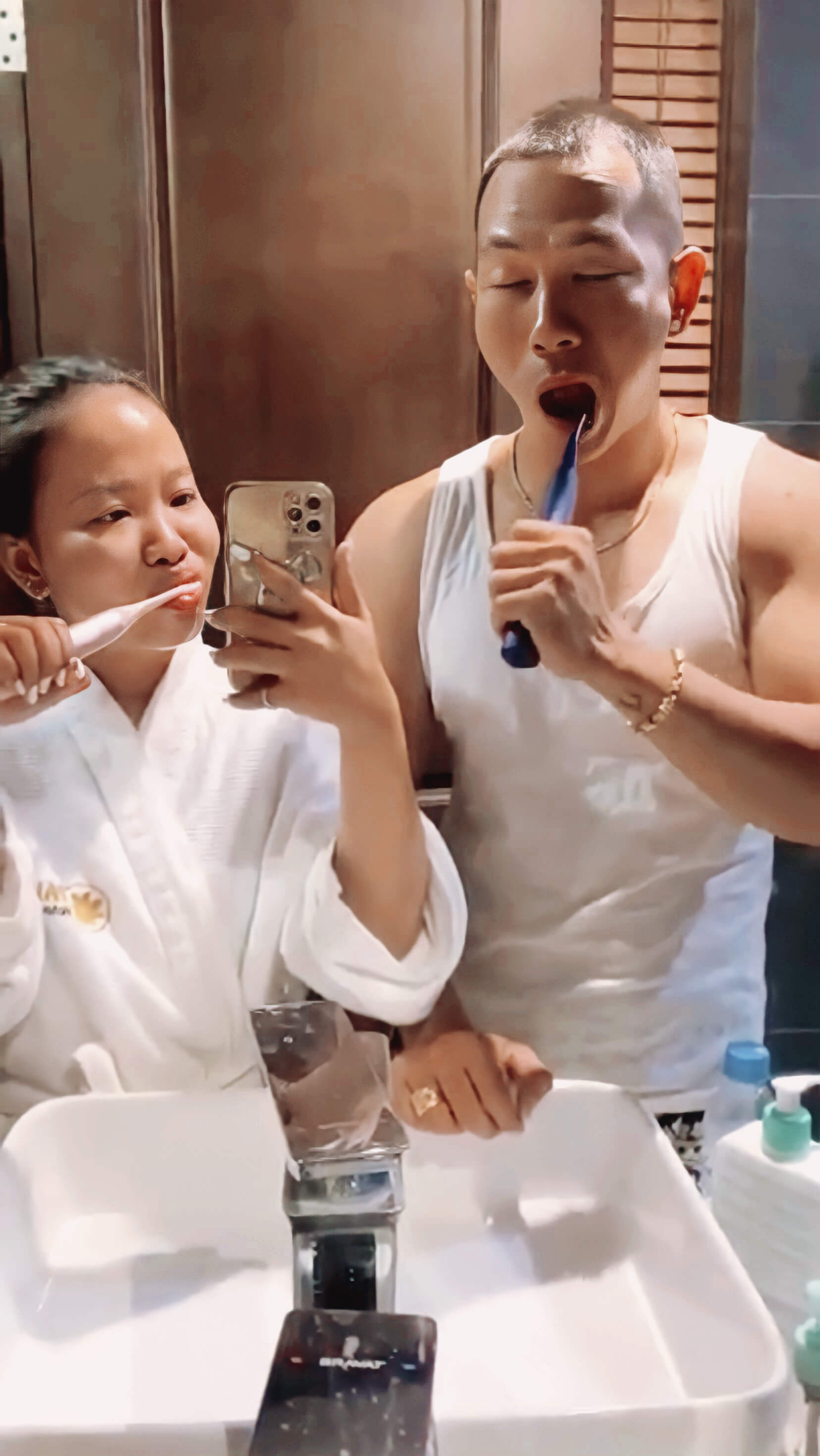 Hai TikToker đang sử dụng Bàn Chải Điện Halio phiên bản Midnight Blue, thể hiện phong cách và sự tự tin. Bàn chải điện Halio Sonic Whitening giúp làm sạch răng hiệu quả, được nhiều người yêu thích, tôn lên nụ cười rạng rỡ.